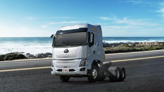 乘龙H7Pro创赢版LNG牵引车 干线运输创富先行者