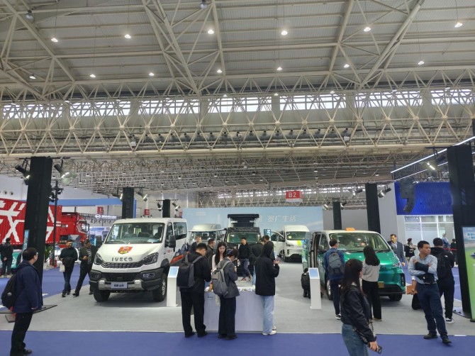 依维柯聚星、得意、欧霸·山海齐亮相武汉车展，最强阵容引围观