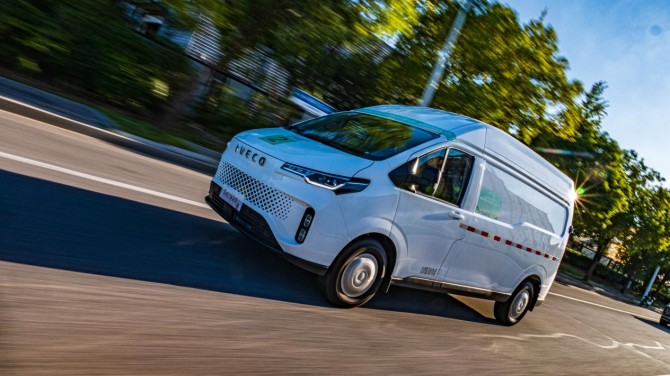 多维伙伴，优运领航：依维柯聚星纯电动车荣获“绿色高效城配推介VAN车”称号